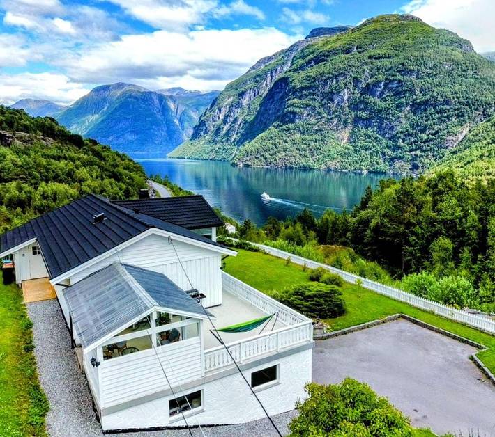 Ferienwohnung für 8 Personen, mit Balkon und Terrasse sowie Seeblick und Ausblick in Geirangerfjord
