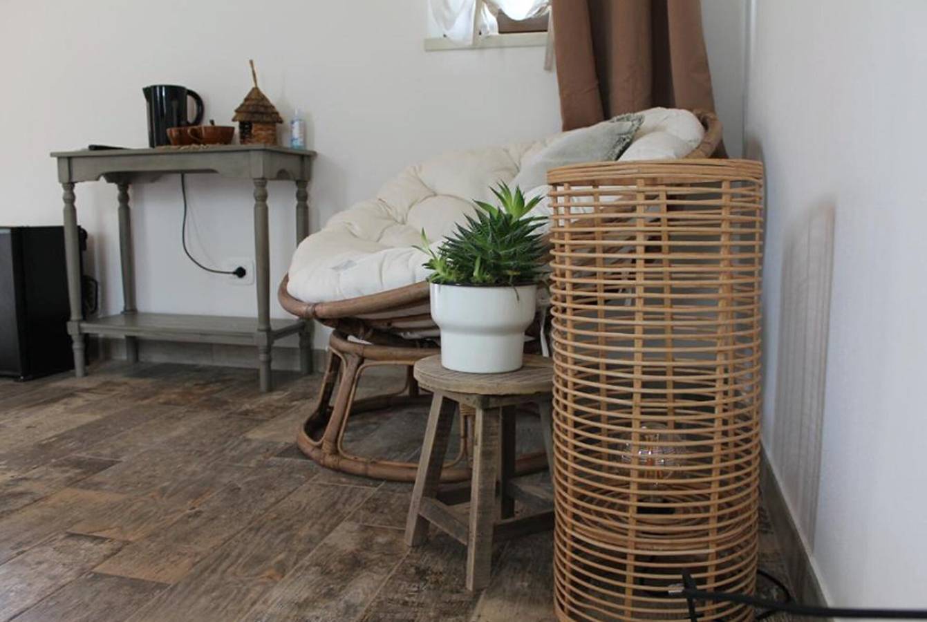 Zimmer 3 – Großes Doppelzimmer mit Gemeinschaftspool, Wlan und Klimaanlage in Cavaion Veronese, Gardasee-Berge