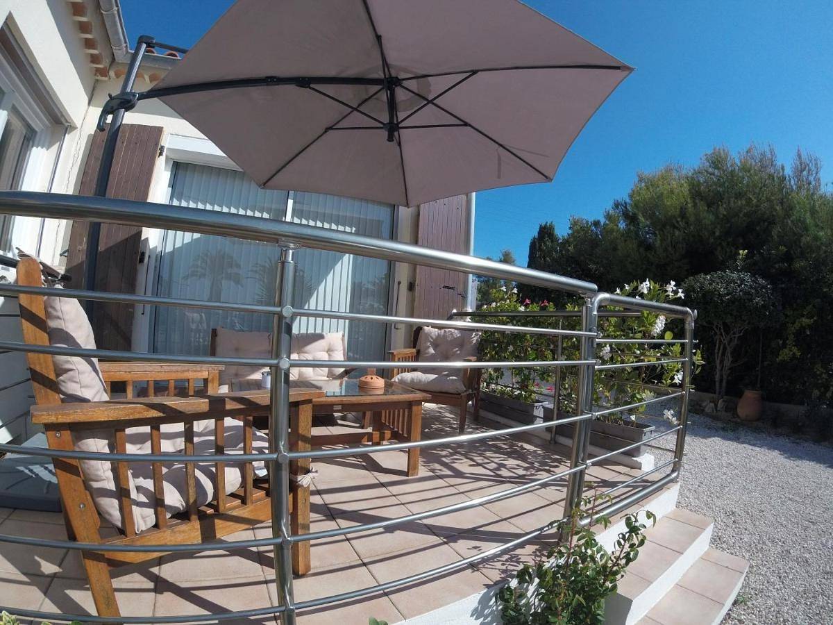 Appartement entier, Studio with Sea View in Sanary-sur-Mer, Côte méditerranéenne (France)