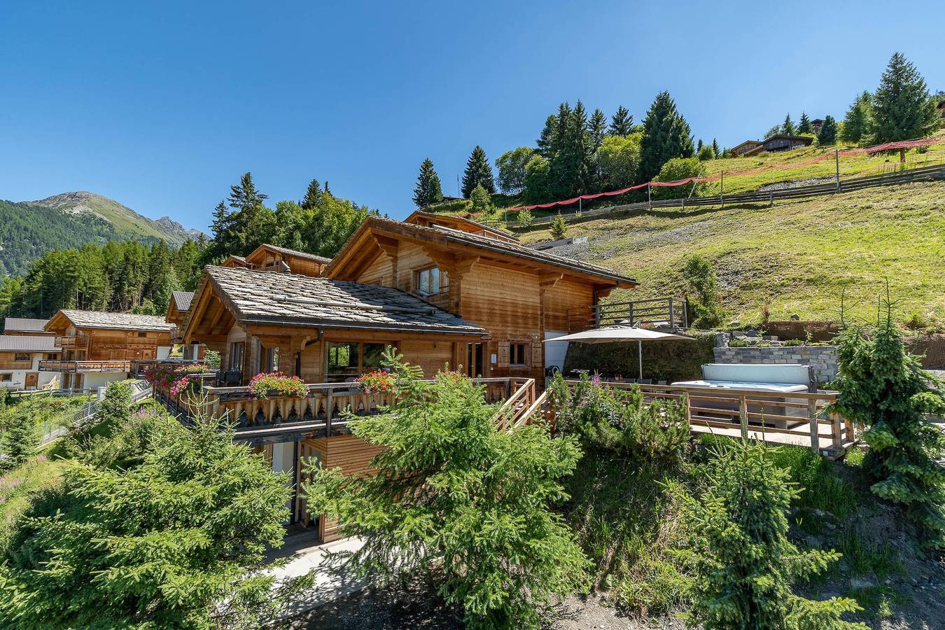Chalet Chalet le Grand Ours - Jacuzzi Sauna Views Ski-In Ski-Out in La Tzoumaz, Riddes