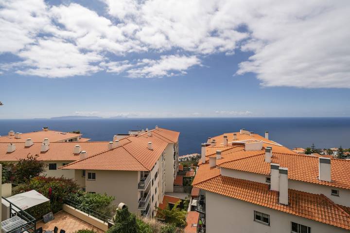 Ganze Wohnung, Garajau Ii, mit großem Balkon und Meerblick. in Caniço, Madeira