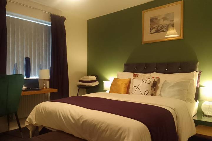 Holiday letting for 10 people, with garden, child-friendly in Walsall