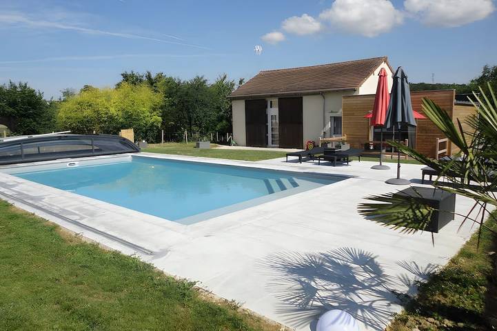 Maison de vacances pour 4 personnes, avec terrasse ainsi que piscine et jardin à Châteauvieux