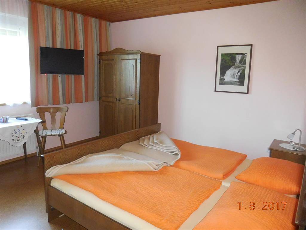 Dreibettzimmer mit Dusche, Wc in Mariahof, Lavanttaler Alpen