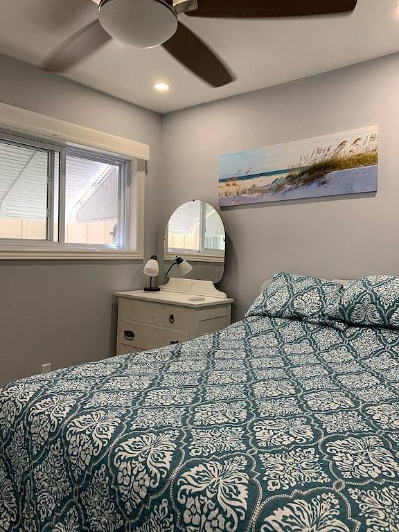 Big Deck - 3 Minuten zu Fuß zum Grand Bend Beach (4 Schlafzimmer, 11 Personen, Parkplatz für 5) in Grand Bend, ON, Huronsee (Kanada)