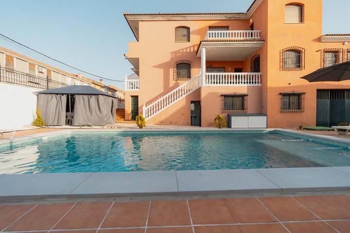 Chalet para 10 personas, con Balcón y Jacuzzi además de Terraza y Jardín en Alhama