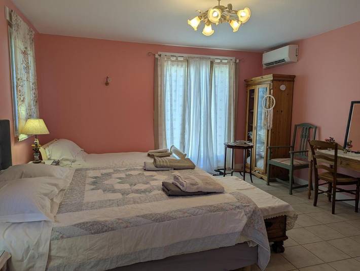 Location de vacances pour 3 personnes, avec Terrasse et Jardin ainsi que Piscine et Vue à Montignac-le-Coq