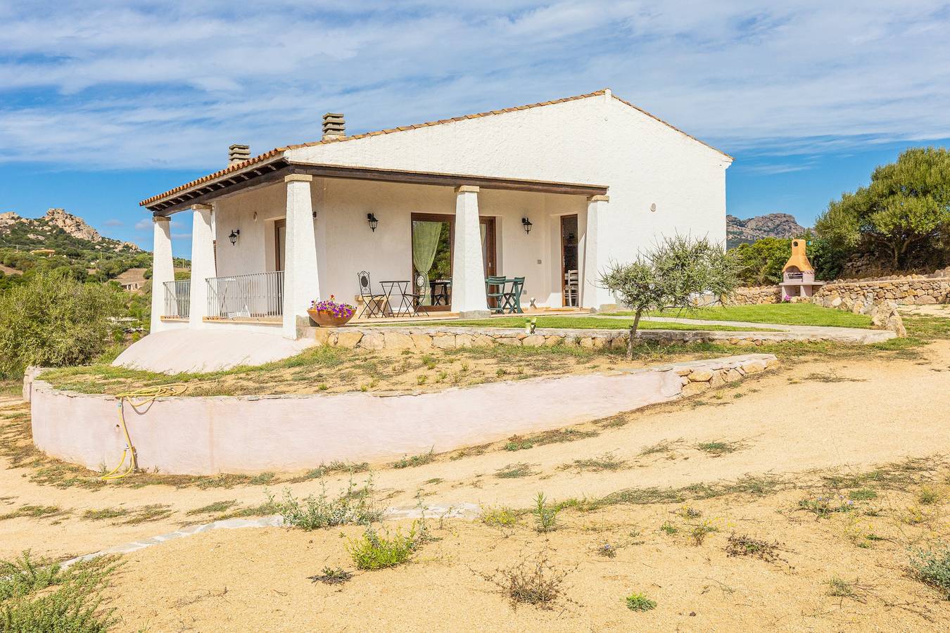 Haustierfreundliche Villa Tomaso mit Bergblick, Garten, Klimaanlage und Wlan in Arzachena, Gallura