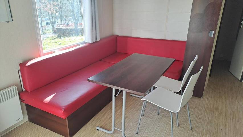 Location de vacances pour 6 personnes, avec vue et terrasse ainsi que vue sur le lac et piscine, animaux acceptés à Pont-de-Salars - 3