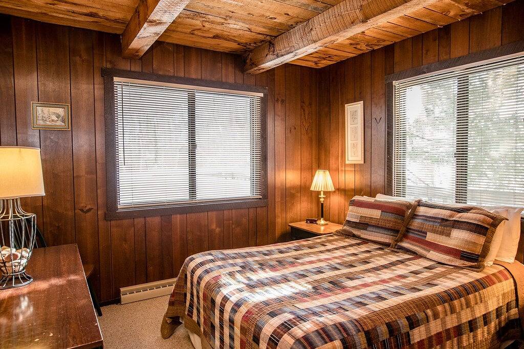 Ein herrliches Ferienhaus Trail Entlang der Alpen Trail mit Whirlpool im Freien und Erlaubt Hunde in Gogebic County