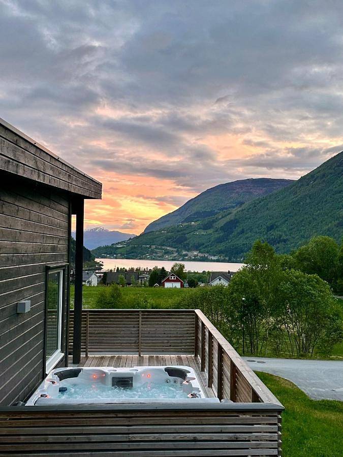 Gîte pour 6 personnes, avec Balcon et Jacuzzi ainsi que Terrasse et Jardin dans Loen