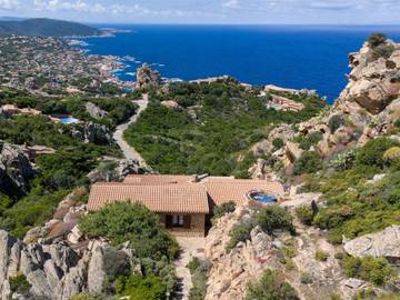 Location de vacances pour 6 personnes, avec jardin ainsi que terrasse et vue à Costa Paradiso