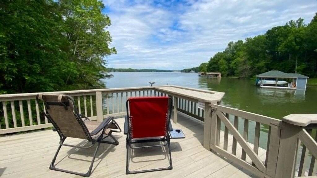 Einzigartige Kabine, die direkt am Wasser liegt. Riesiges Deck. Erstaunliche Aussichten. Gasgrill. in Smith Mountain Lake