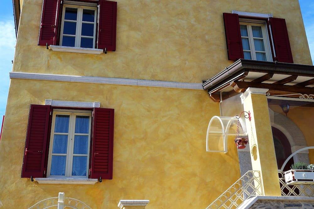 House Versilia Luca e Giada. Abitazione, a 5 km dal mare di Forte dei Marmi! in Seravezza, Riviera Toscana