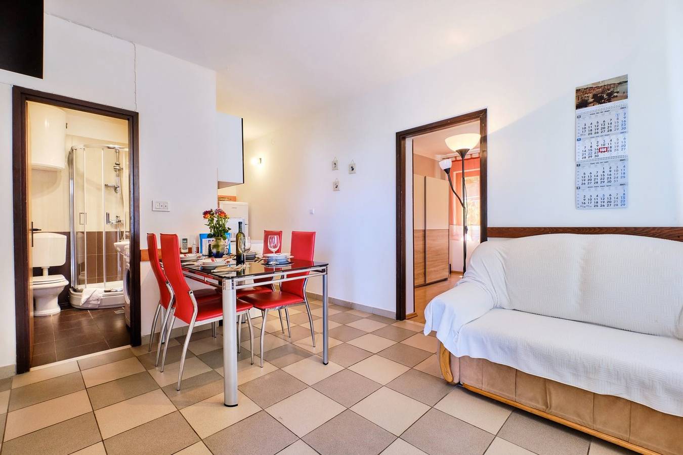 Ganze Wohnung, Apartment Ady 1 befindet sich in Mali Lošinj, nur 450 m vom Stadtzentrum entfernt, und bietet Platz für bis zu 5 Personen. Wohnung in Strandnähe. in Mali Lošinj, Lošinj