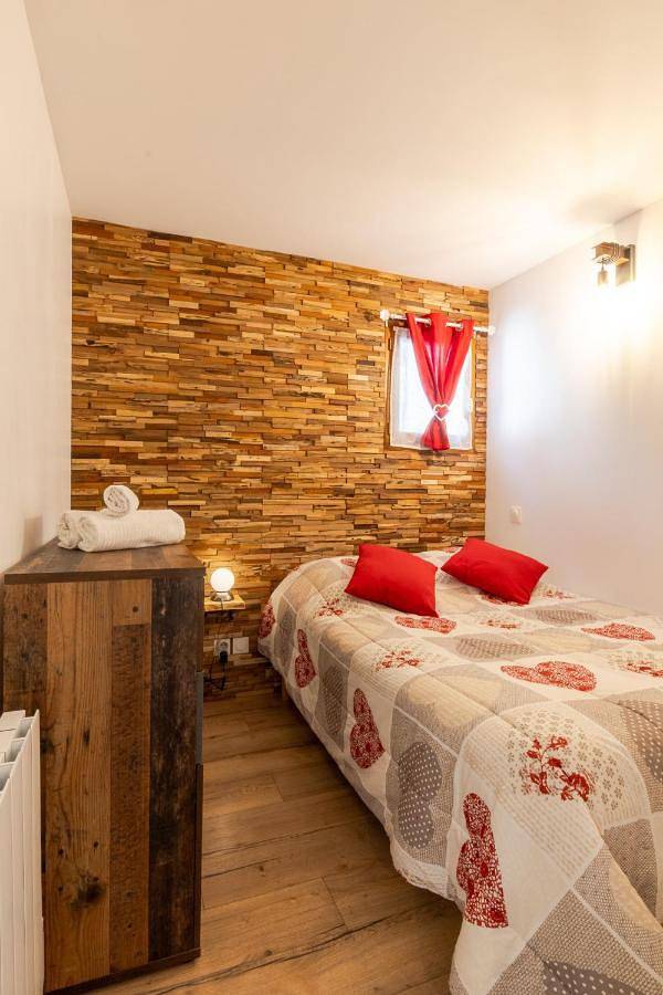 Gîte pour 4 personnes, avec piscine ainsi que jardin et balcon à Giez - 3