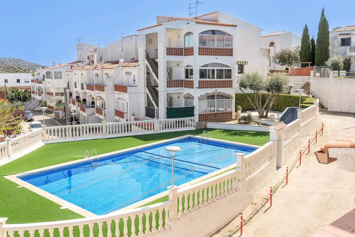 Villa for 4 people, with pool and balcony in Roses