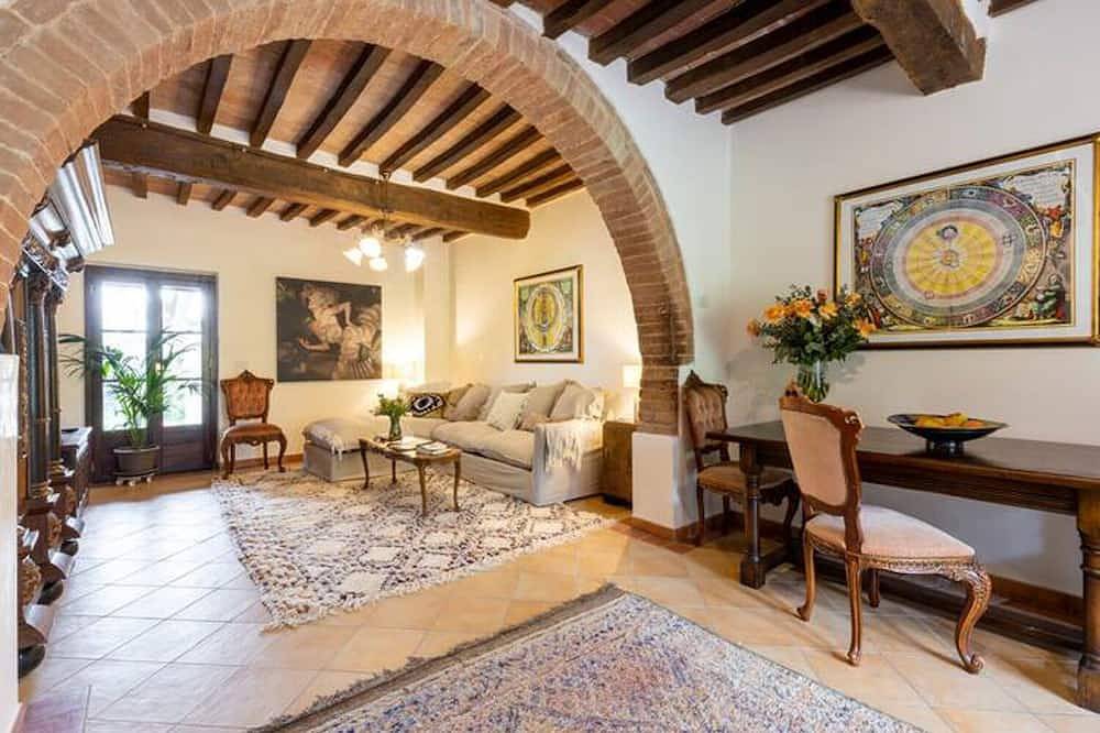 Lux Gated Estate Villa w/ Private Pool Umbria/Borders Tuscany in Castiglione del Lago, Lago Trasimeno
