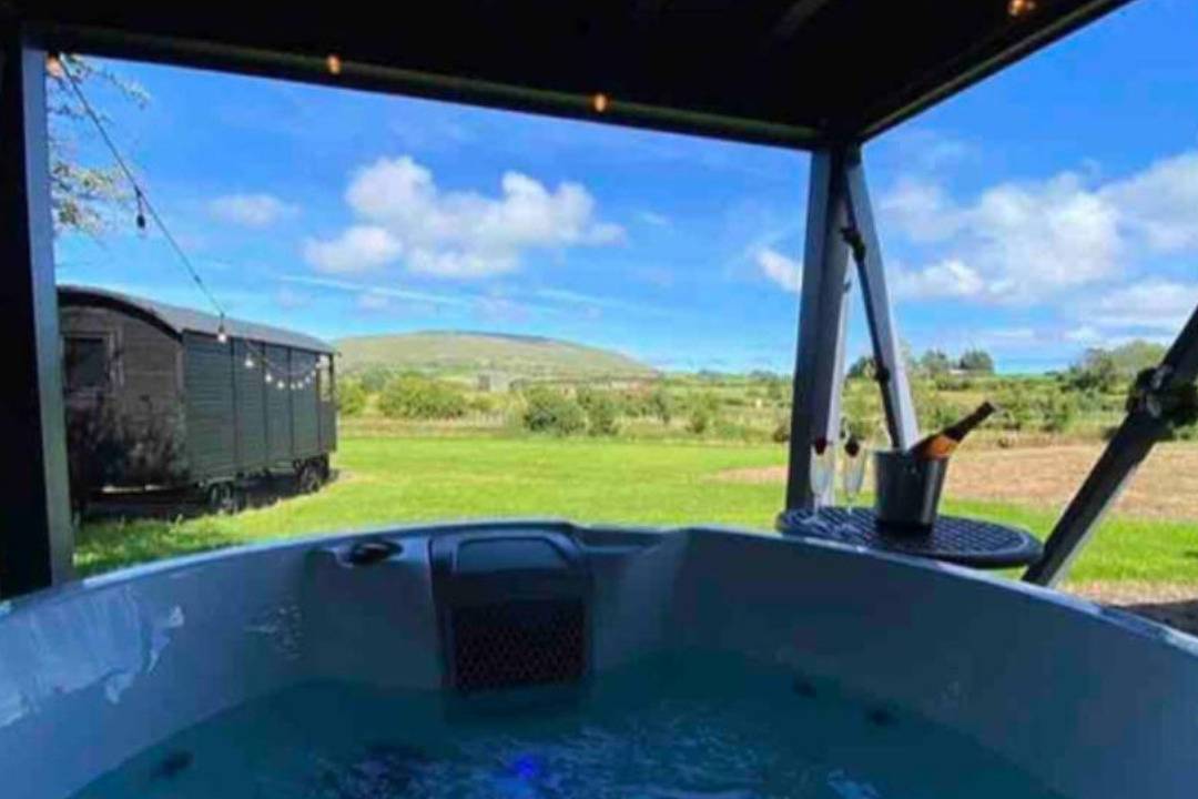 Littlelakelodge 2 Cabin with Hot Tub and Parking in County Antrim