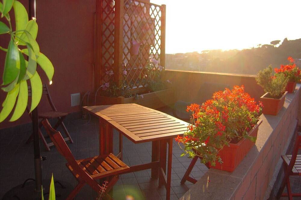 Apartamento entero, Ático en el centro de Ariccia, cerca de Roma, con una terraza panorámica in Ariccia, Castelli Romani
