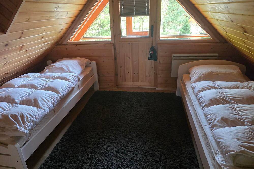 Blockhaus Canow mit Fahrrädern - Blockhaus Canow in Wustrow (Mecklenburgische Seenplatte), Mecklenburg-Strelitz