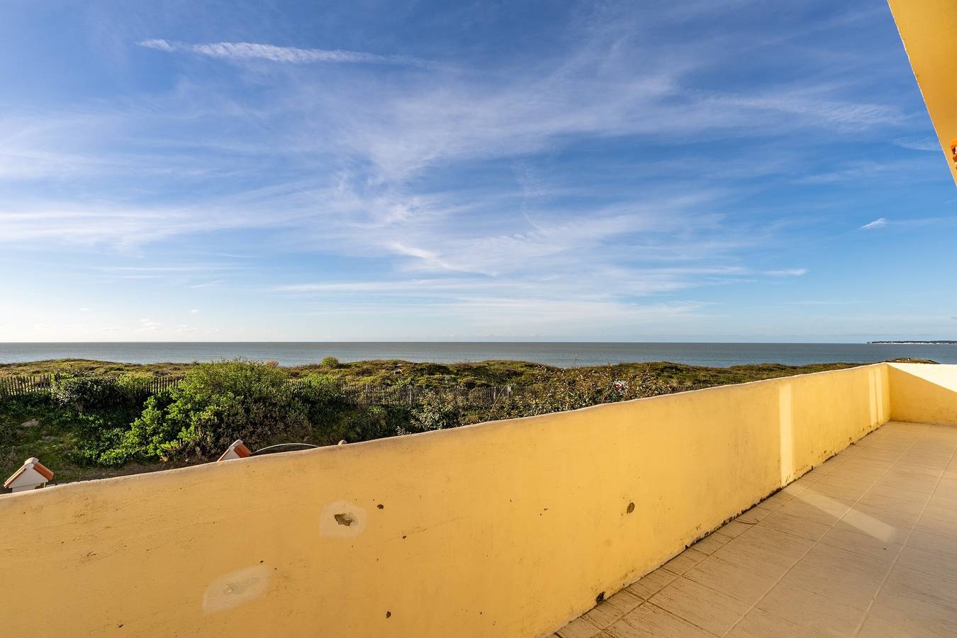 Appartement entier, Appartement 'Face Mer 50m Plage' avec vue sur la mer, terrasse privée et Wi-Fi in Barbâtre, Noirmoutier