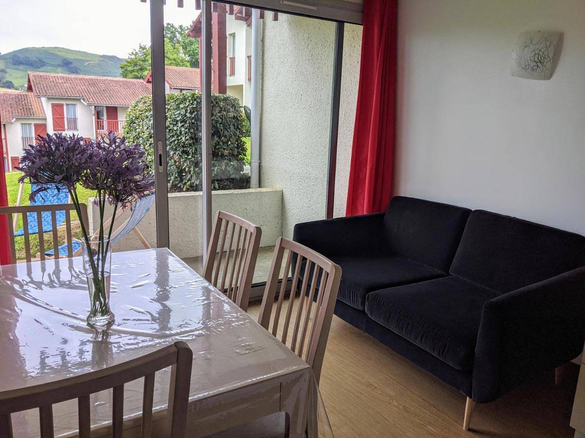 Appartement entier, T3 pays du piment d'Espelette - résidence avec piscine chauffée in Souraïde, Région de Bayonne