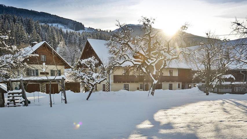 Ferienwohnung für 3 Personen, mit Ausblick und Balkon sowie Garten, kinderfreundlich in Haus
