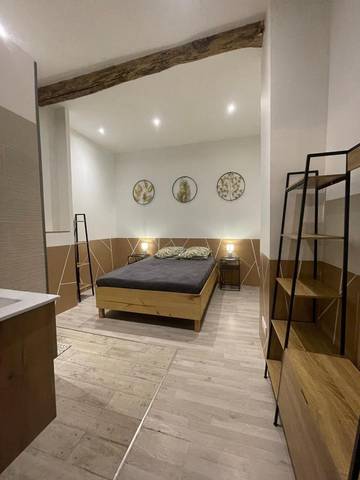 Gîte pour 2 personnes, avec jardin à Thodure