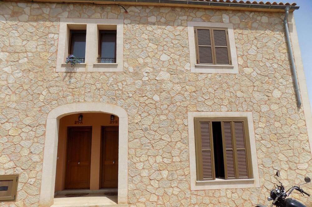 Great rooms in a nearby and quiet village house. in Portol, Marratxí
