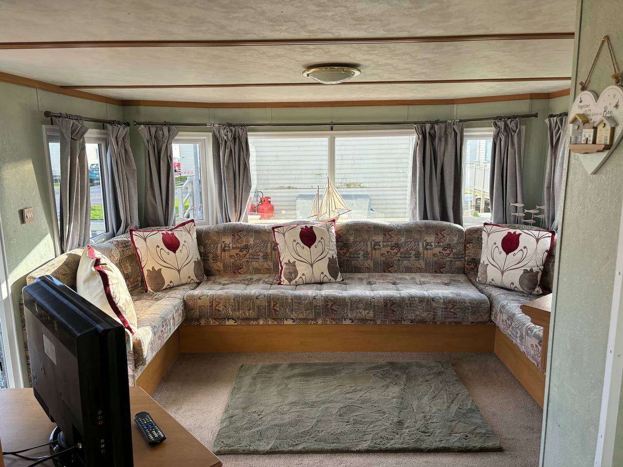 2 Bed Caravan - Sleeps 6 - Dogs - Parking - Wifi in Ingoldmells, Lincolnshire