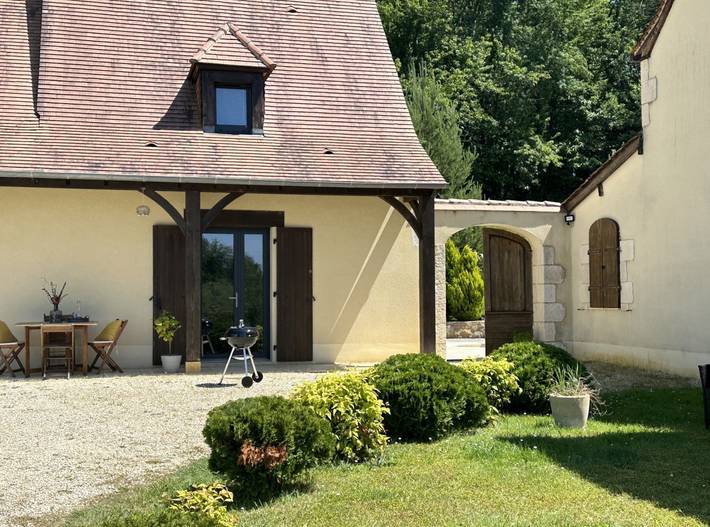 Gîte pour 4 personnes, avec piscine ainsi que terrasse et jardin