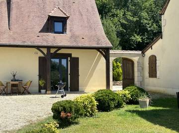 Gîte pour 4 personnes, avec piscine ainsi que terrasse et jardin à Valojoulx