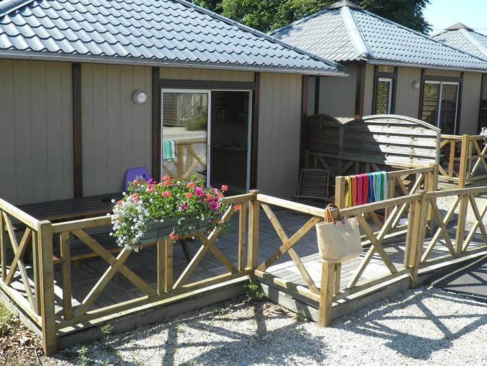 Flower Camping La Hallerais - Mobilhome 4 personnes - Chalet Standard 35m² - 2 chambres + terrasse non-couverte - Pmr in Taden, Région de Dinan