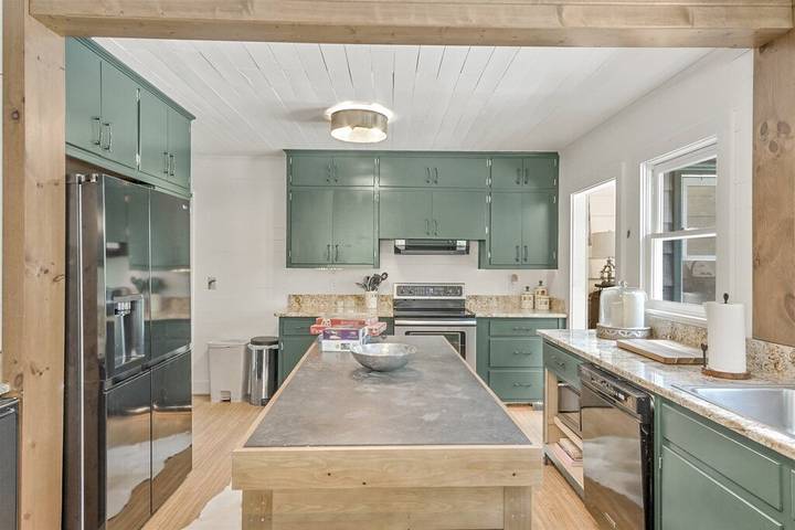 Log cabin for 12 people, with pool and terrace in Highlands (NC)