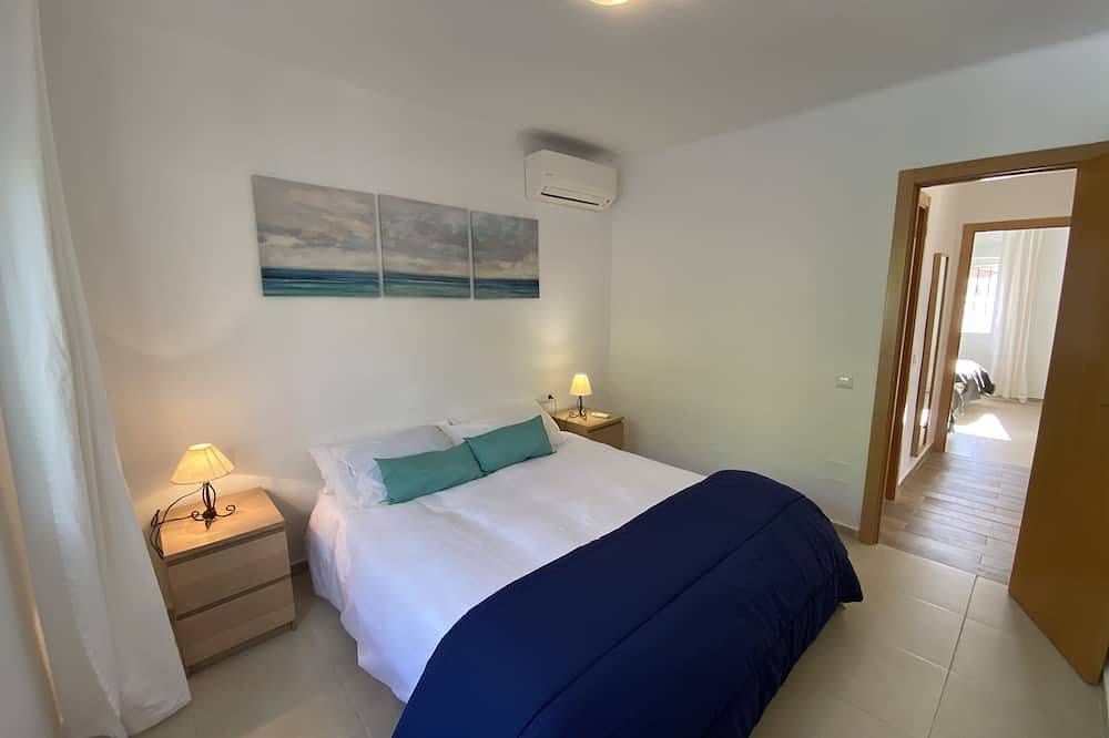 Detached house with pool, 200m. the beach, restaurants and shops in Playa Los Álamos, Torremolinos
