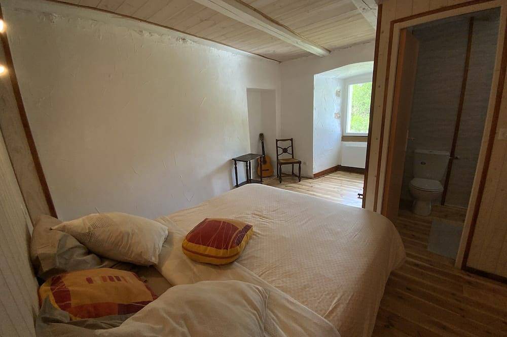 L'Oustaliere, Chambre Dalida, accès spa et sauna in Saint-Georges-de-Lévéjac, Parc national des Cévennes