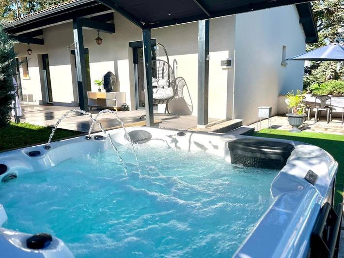Cottage pour 8 personnes, avec piscine ainsi que jardin et jacuzzi dans Saint-Bonnet-les-Oules