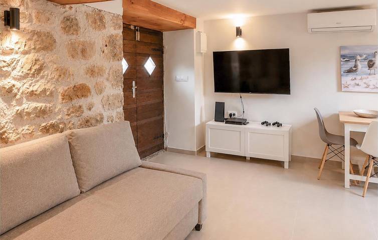 Gemütliche 1-Zimmer-Wohnung mit Pool, WLAN und Terrasse – 1 km bis zur Küste in Novigradsko More, Zadar