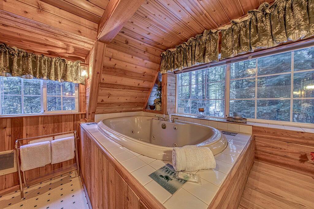 Klassischer Waterfront A-Frame mit voll ausgestatteter Küche und großem Deck - in der Nähe des Skisports! in Welches, Mount Hood