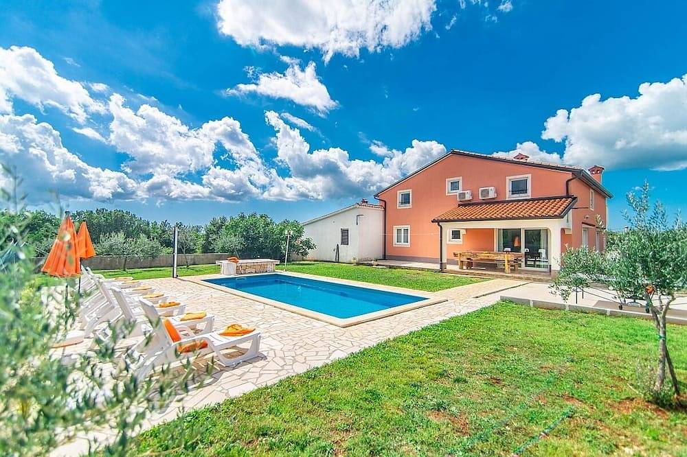 Spacious 6 Bedroom Villa, Modern Interiors, A/C, Private Pool, Village Setting - 3km to Sveti Lovrec in Zentralistrien