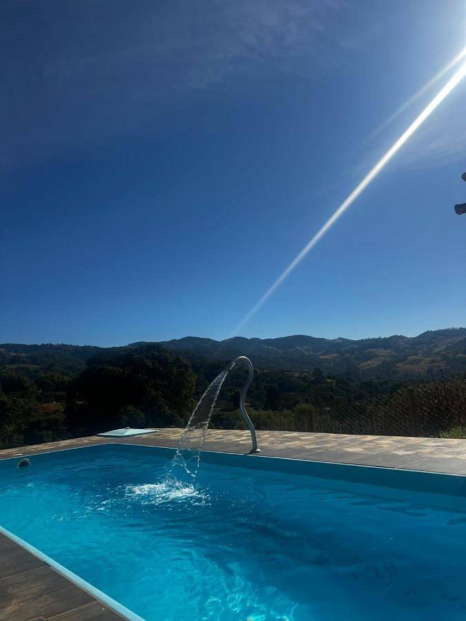 Casas e apartamentos de temporada para 10 pessoas, com balcão e vista e ainda piscina em Extrema