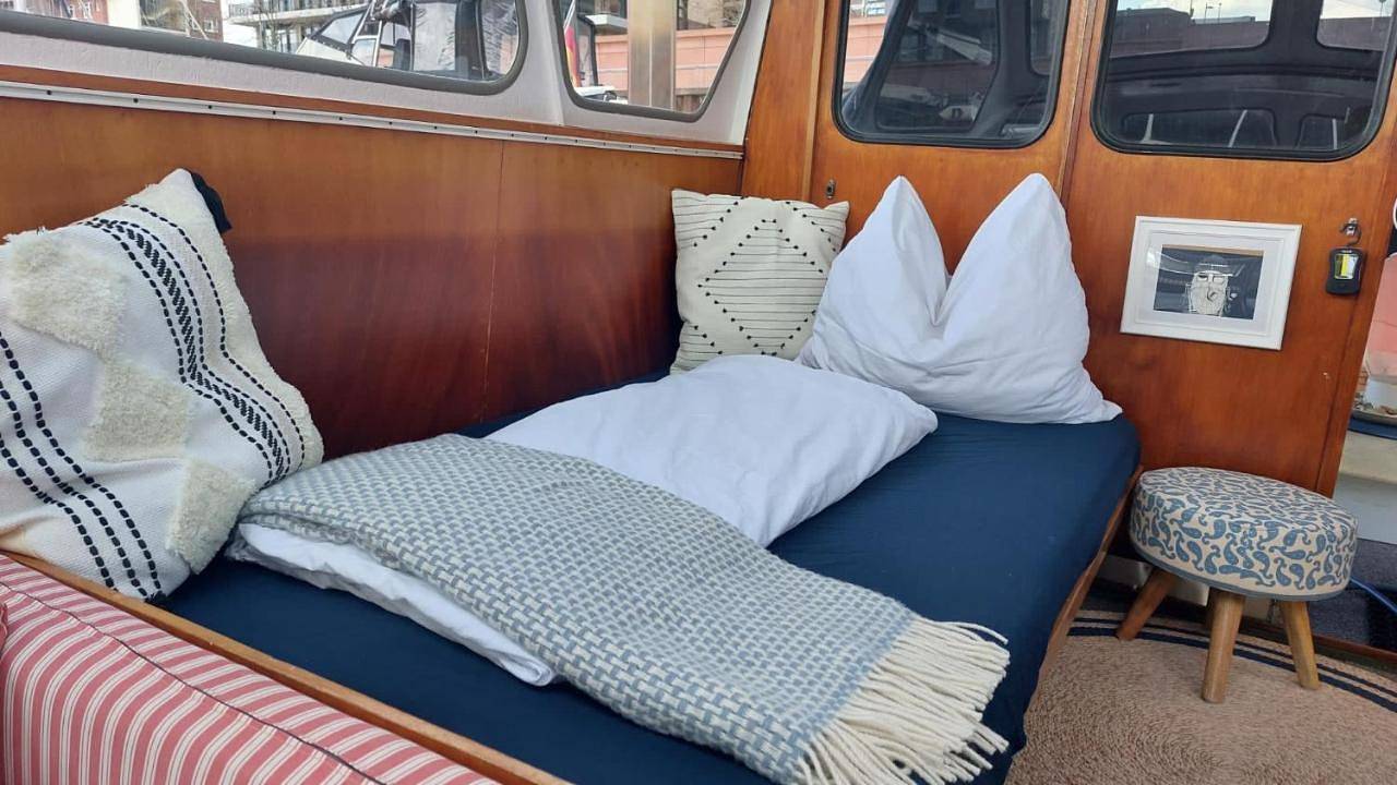 Süsses Motorboot - Bremen Überseestadt in Bremen - West, Bremen