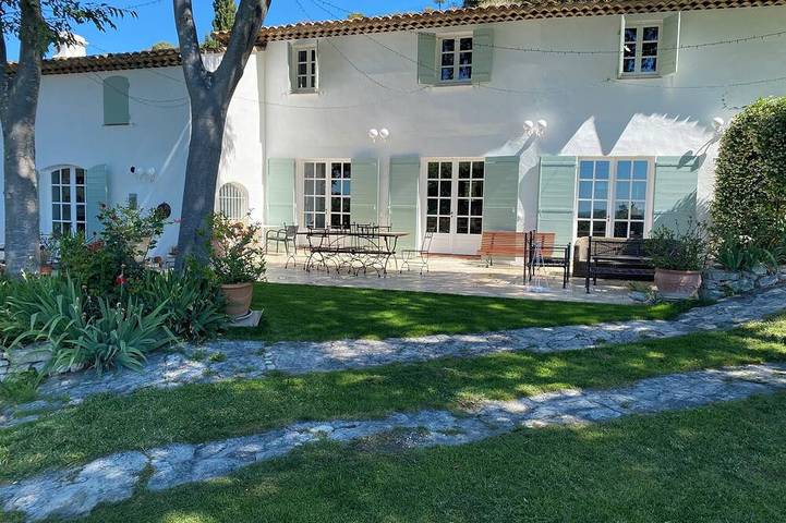 Location de vacances pour 12 personnes, avec terrasse et jardin à Éguilles