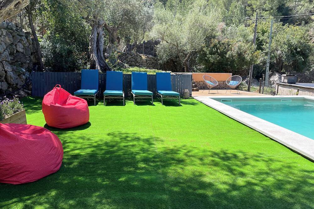 Stunning 4 bedroom villa in Deia, with heated salt pool large garden & sea view in es Clot, Deyá