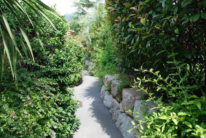 Location de vacances pour 4 personnes, avec vue ainsi que jardin et piscine à Carros - 3