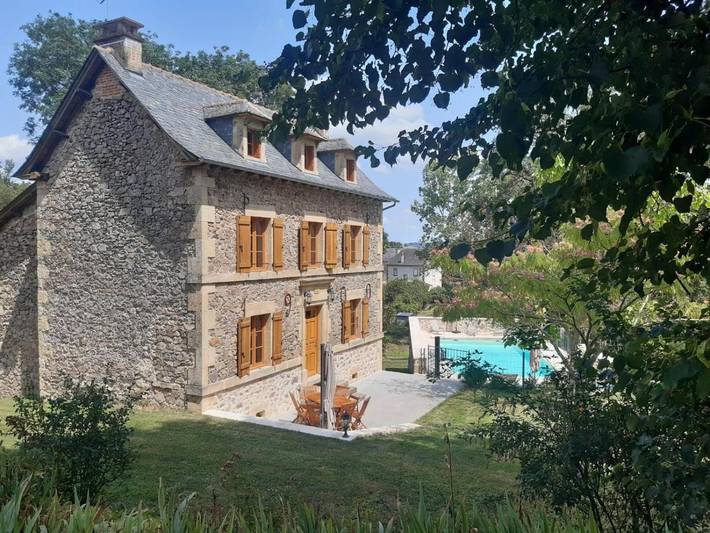 Gîte pour 8 personnes, avec vue sur le lac et vue ainsi que piscine et jardin à Lanuéjouls