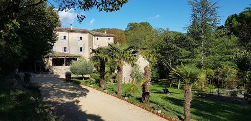 Gîte pour 14 personnes, avec terrasse ainsi que jardin et jacuzzi, animaux acceptés à Saint-Sébastien-d'Aigrefeuille