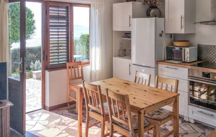Charmantes Apartment mit 1 Schlafzimmer, 100 m vom Strand entfernt, mit WLAN und Terrasse in Gradac, Makarska Riviera