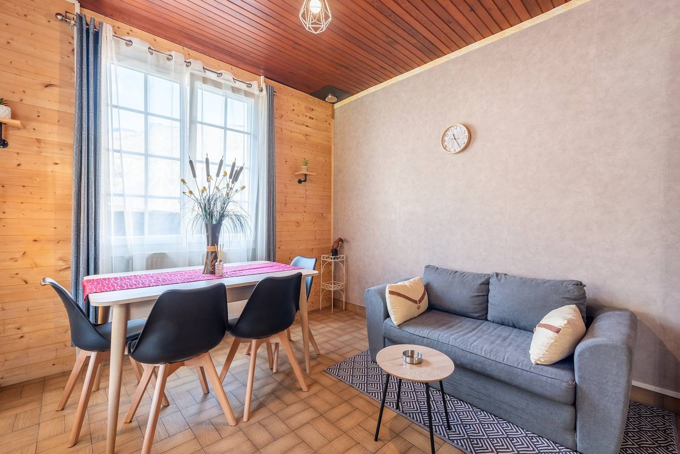 Casa de vacaciones 'Montée Du Boiloa - Bielle, Laruns' con vistas a la montaña, terraza y jardín privados in Bielle, Béarn